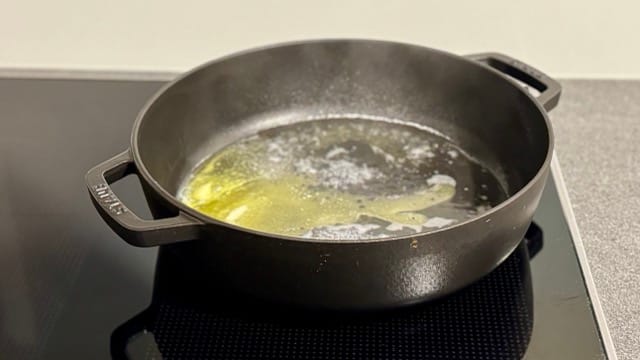 Sud füe salzige Dampfnudeln beim Aufkochen.