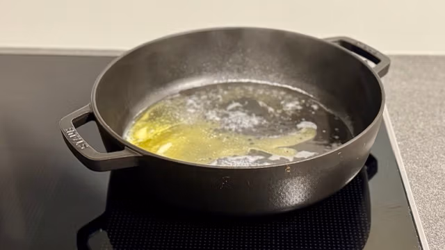 Sud füe salzige Dampfnudeln beim Aufkochen.