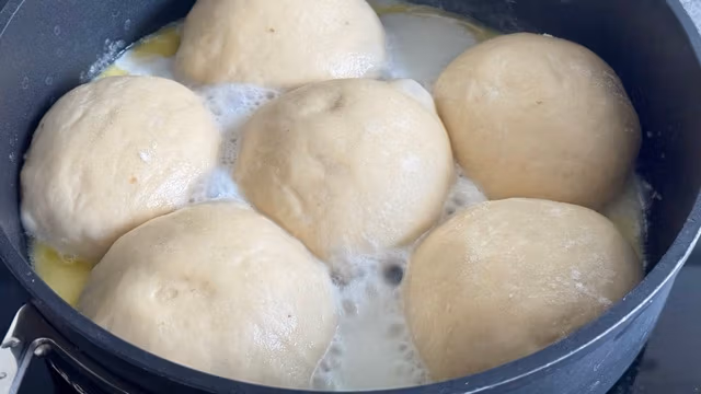 Dampfnudeln im Milchbad.