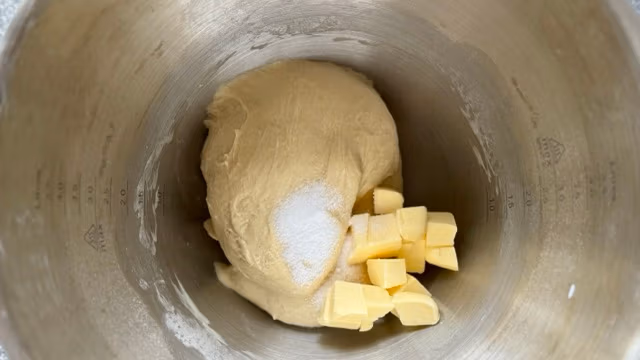 Salz und Butter in Hefeteig einkneten.