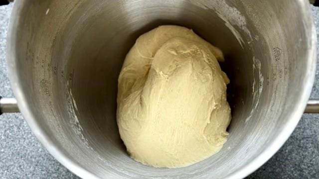 Teig für Omas Dampfnudeln nach dem ersten Kneten im Kessel.