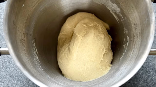 Teig für Omas Dampfnudeln nach dem ersten Kneten im Kessel.