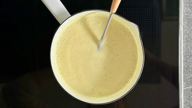 Selbst gemachte Vanillesoße auf dem herd aufkochen.