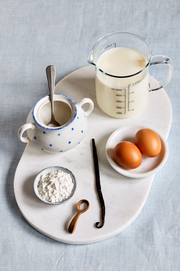 Zutaten für selbstgemachte Vanillesoße wie bei Oma, mit Ei und echter Vanille. 