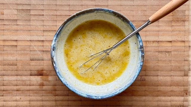 Basis für selbst gemachte Vanillesosse aus Eigelb, Stärke, Zucker und Salz.