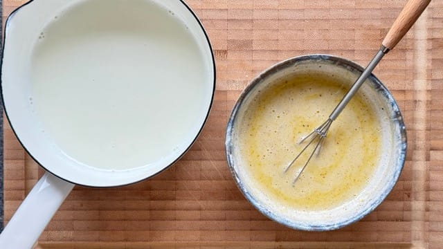 Wärmeausgleich mit heißer Milch und Basis für selbst gemachte Vanillesosse.
