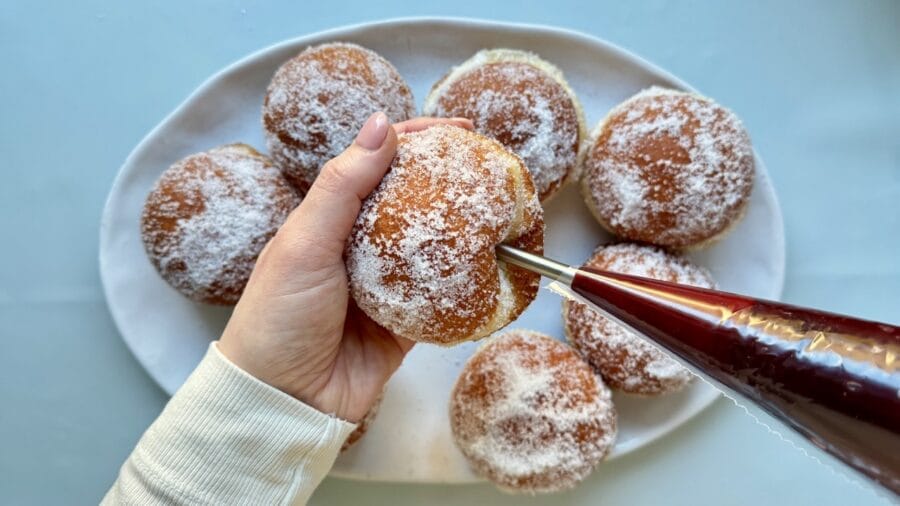 Berliner mit Konfitüre füllen.