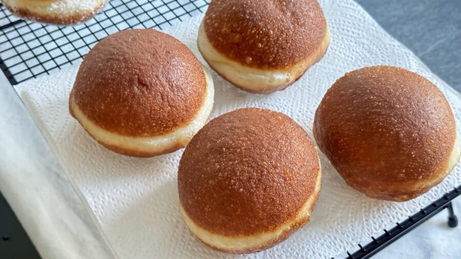 Frittierte Berliner auf Küchenpapier abtropfen lassen.