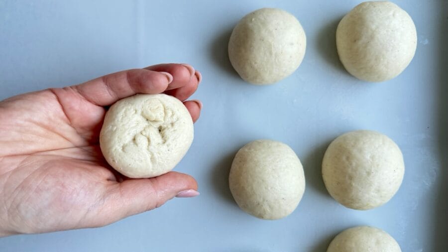 Teiglinge aus Hefeteig für Berliner rundschleifen.