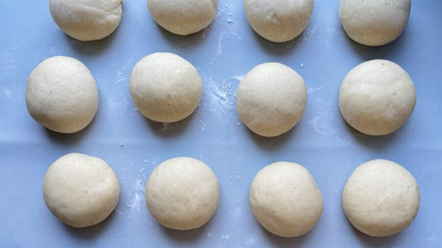 Berliner Teiglinge auf der bemehlten Arbeitsfläche vor der Stockgare.