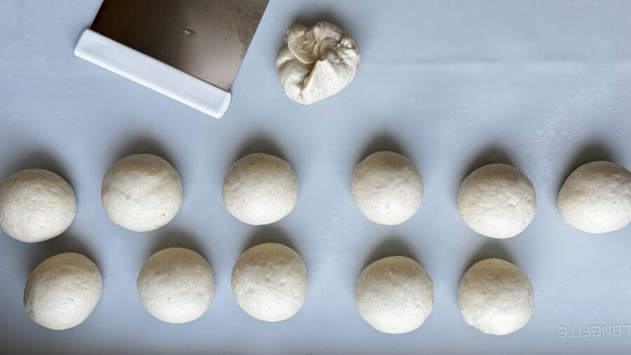 Teiglinge aus Hefeteig für Berliner rundschleifen.