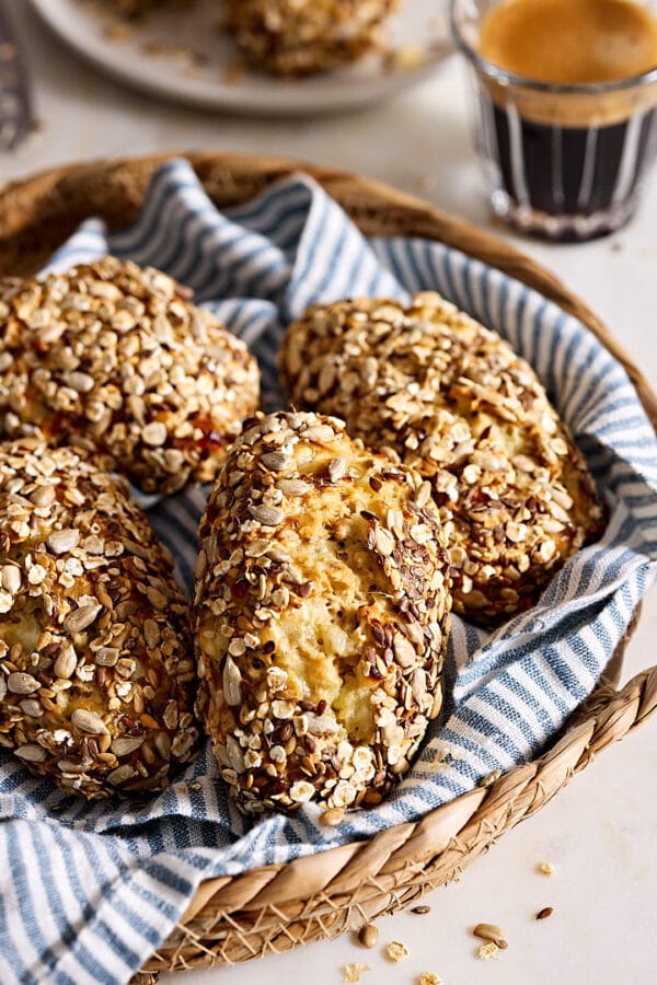 Schnelle Eiweißbrötchen mit Quark oder Hüttenkäse in einem Brotkorb.