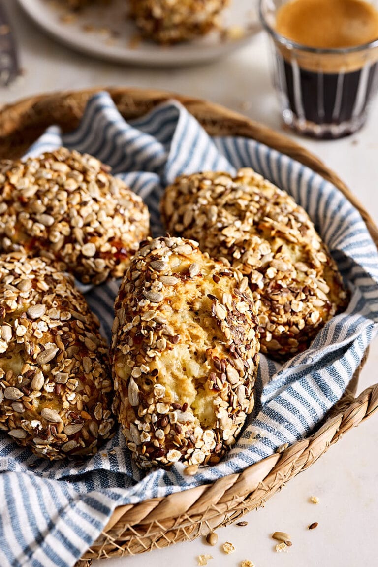 Schnelle Eiweißbrötchen mit Quark oder Hüttenkäse in einem Brotkorb.