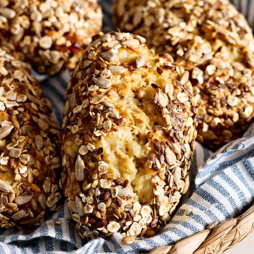 Schnelle Eiweißbrötchen mit Quark oder Hüttenkäse in einem Brotkorb.