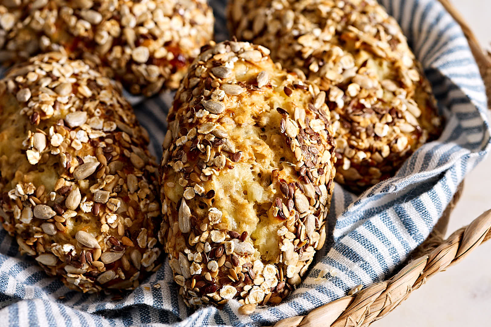 Schnelle Eiweißbrötchen mit Quark oder Hüttenkäse in einem Brotkorb.