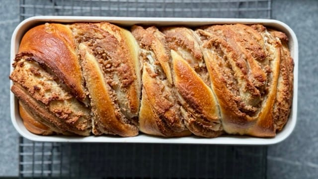 Frisch gebackener Nusszopf auf einem Rost.