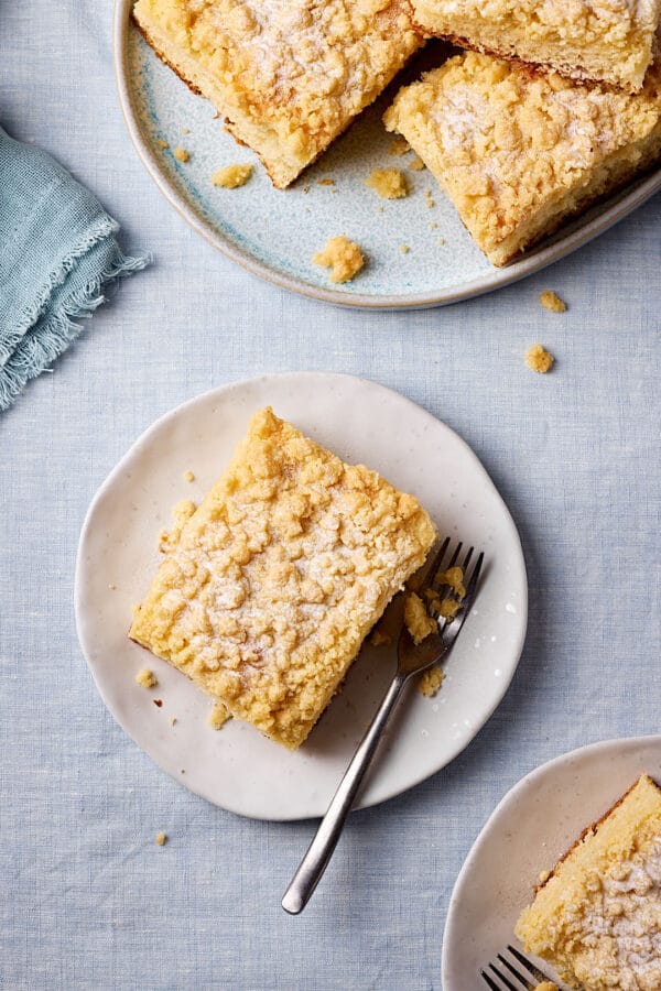 Fluffiger Streuselkuchen vom Blech mit Hefeteig.