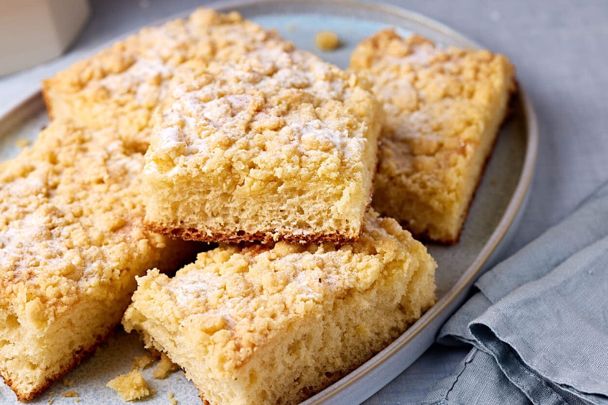 Fluffiger Streuselkuchen vom Blech mit Hefeteig. 
