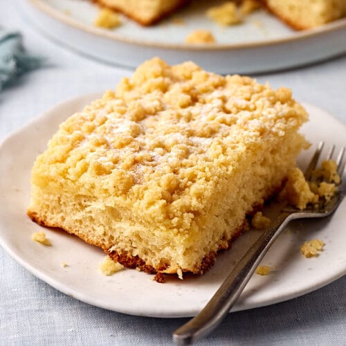 Fluffiger Streuselkuchen vom Blech mit Hefeteig.