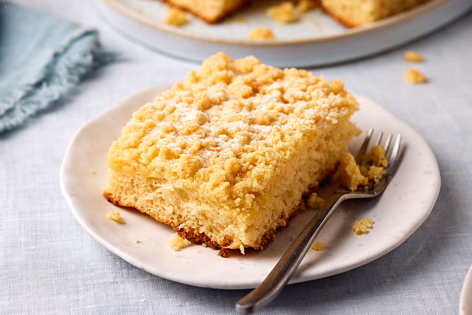 Fluffiger Streuselkuchen vom Blech mit Hefeteig.