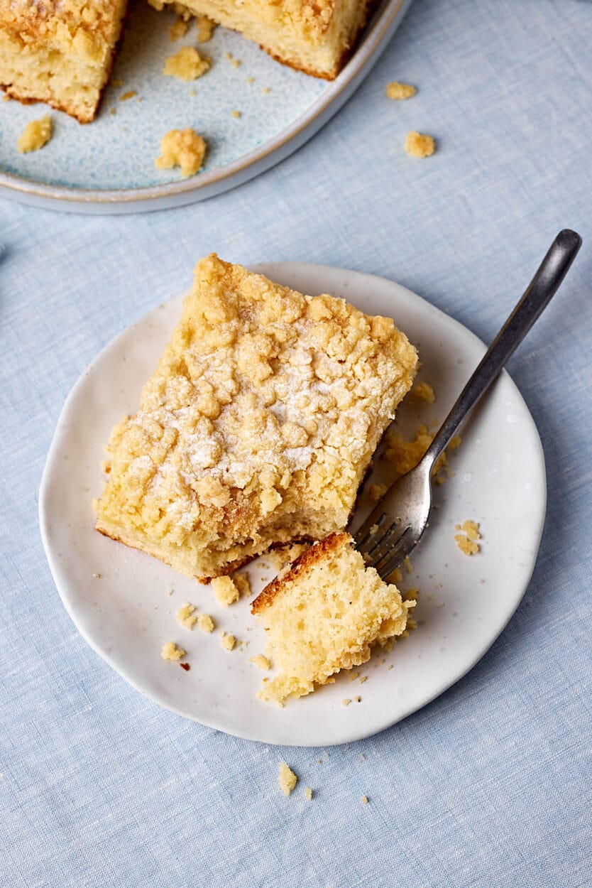 Fluffiger Streuselkuchen vom Blech mit Hefeteig.