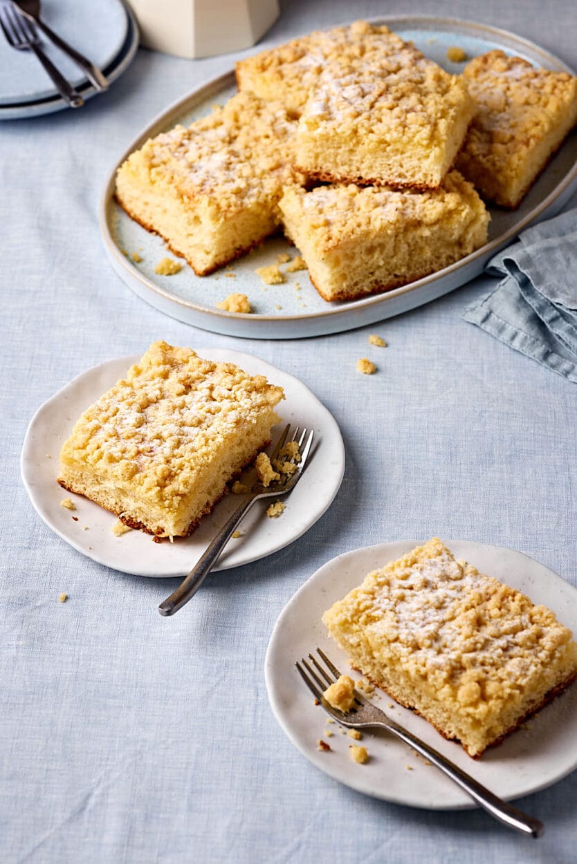 Fluffiger Streuselkuchen vom Blech mit Hefeteig.