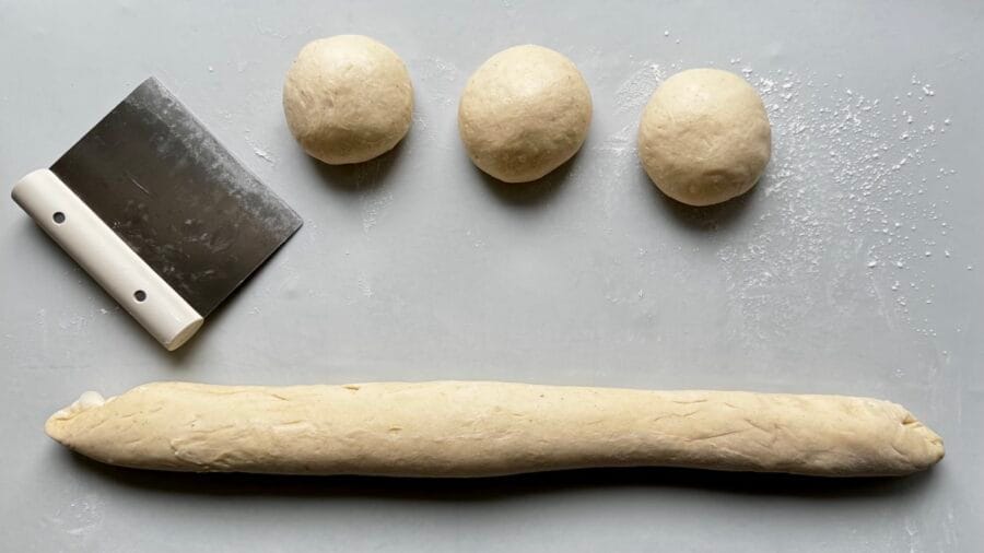 Teigstücke für Neujahrsbrezel vorformen.