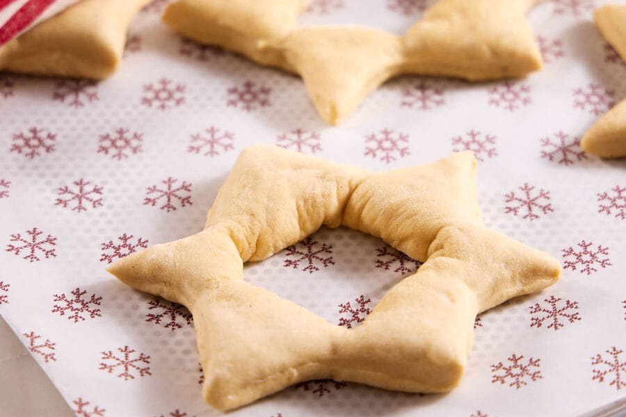 Geformte Hefesterne auf einem Backblech.