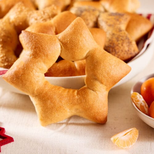 Süße Hefesterne auf einem weihnachtlichen Frühstückstisch.