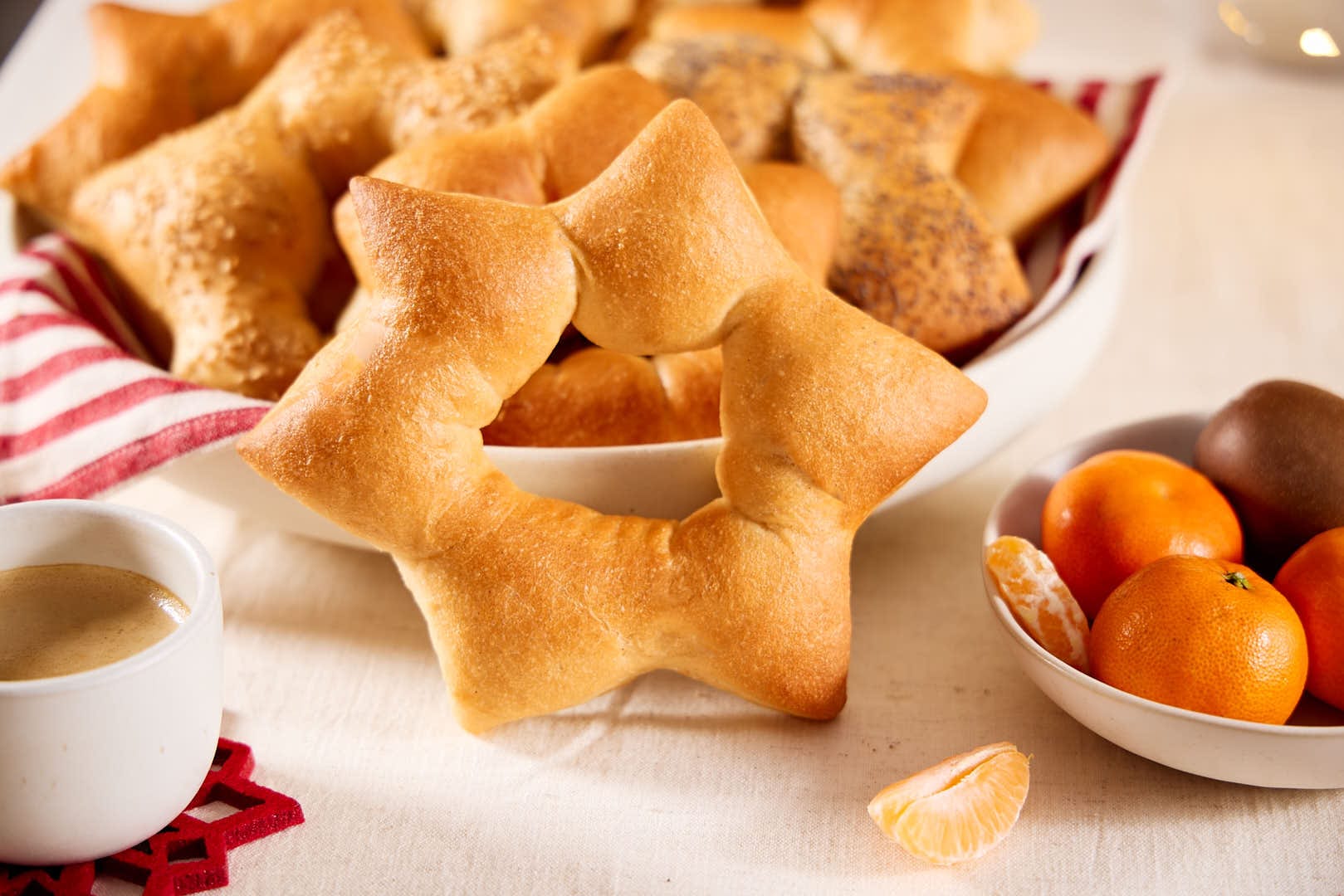 Süße Hefesterne auf einem weihnachtlichen Frühstückstisch.