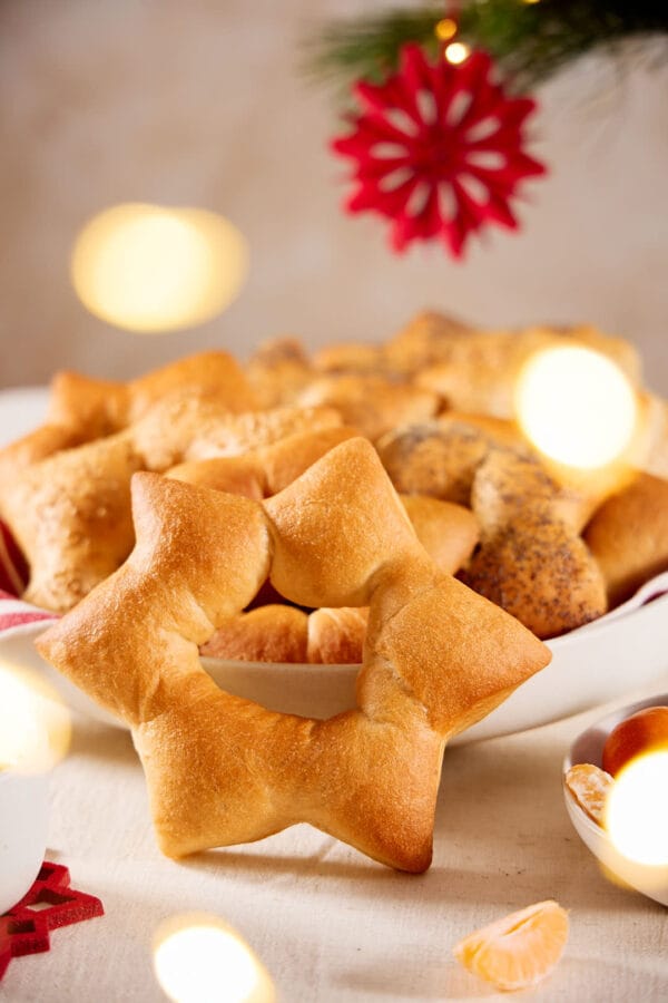 Süße Hefesterne auf einem weihnachtlichen Frühstückstisch.