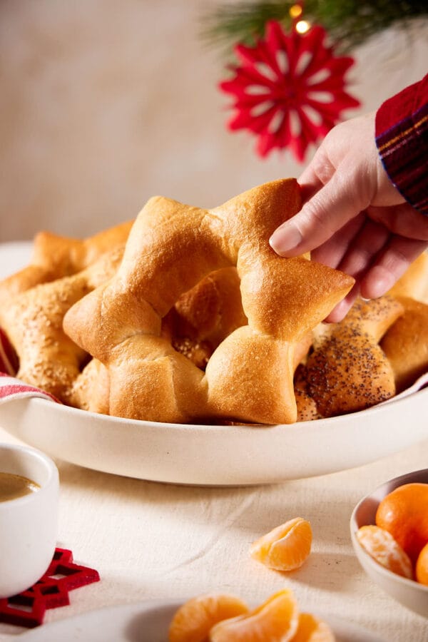 Süße Hefesterne auf einem weihnachtlichen Frühstückstisch.