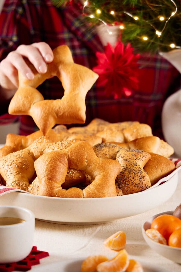 Süße Hefesterne auf einem weihnachtlichen Frühstückstisch.
