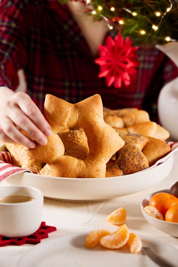 Süße Hefesterne auf einem weihnachtlichen Frühstückstisch.