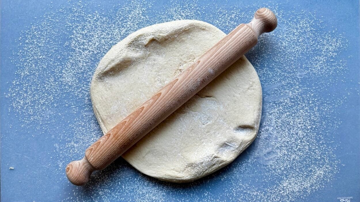 Hefeteig für Mohnzopf ausrollen.
