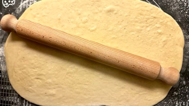 Hefeteig für Nusszopf ausrollen.