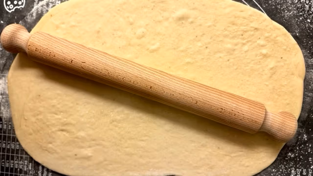 Hefeteig für Nusszopf ausrollen.