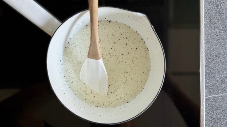 Milch aufkochen für Mohnfüllung.