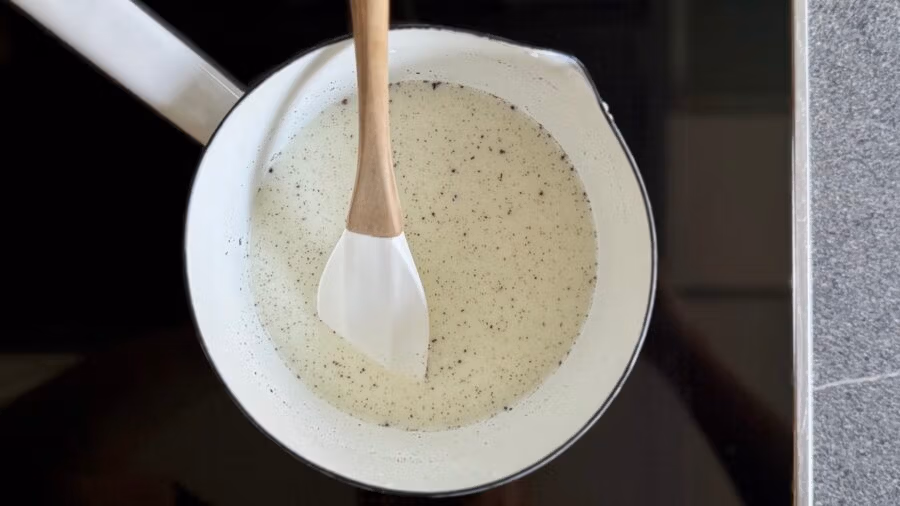 Milch aufkochen für Mohnfüllung.