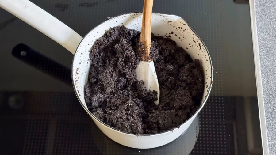 Mohnfüllung mischen.