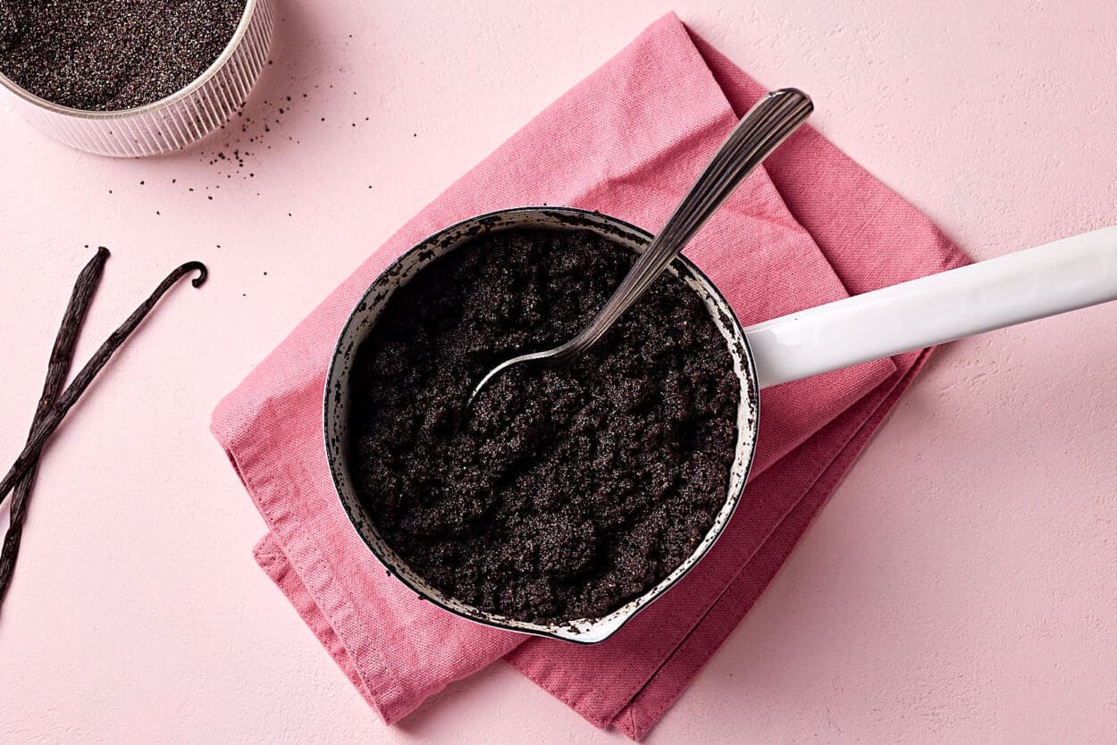 Mohnback selber machen für Hefezopf mit Mohnfüllung.