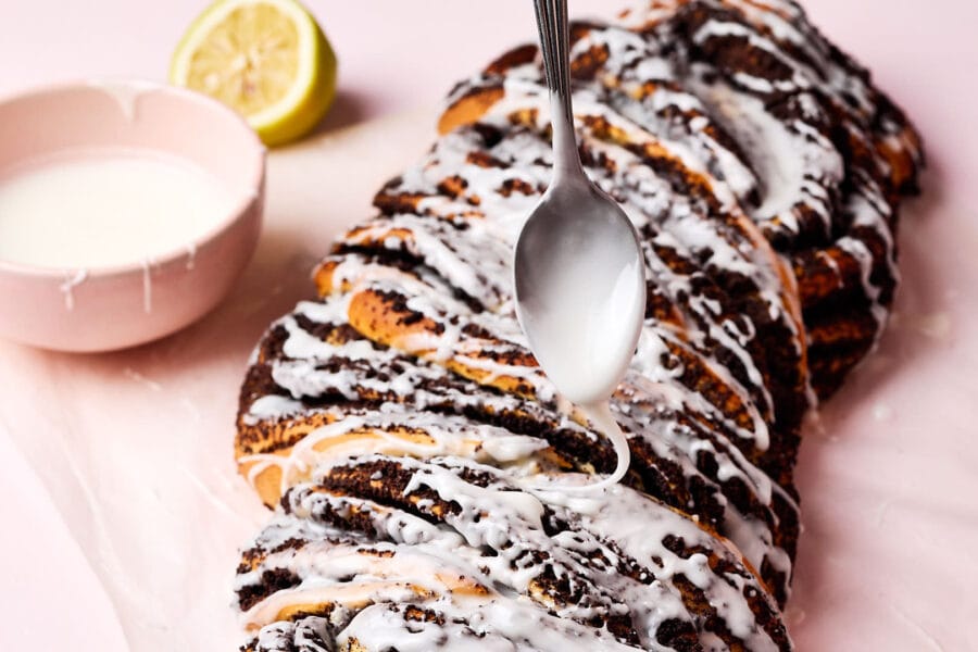 Mohnzopf aus Hefeteig mit selbst gemachter Mohnfüllung und Zuckerguss.