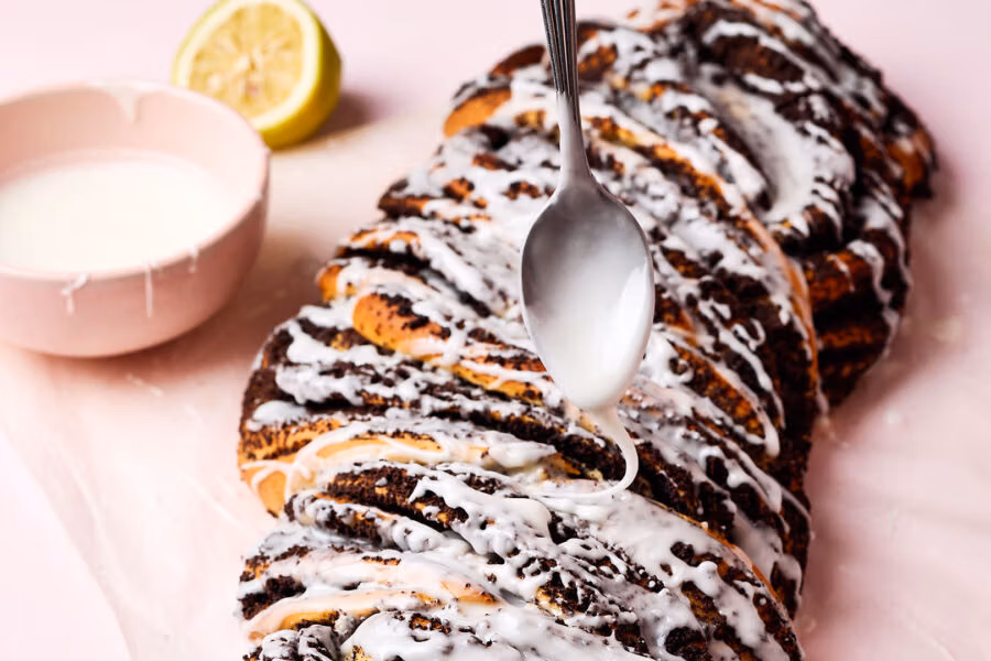 Mohnzopf aus Hefeteig mit selbst gemachter Mohnfüllung und Zuckerguss.