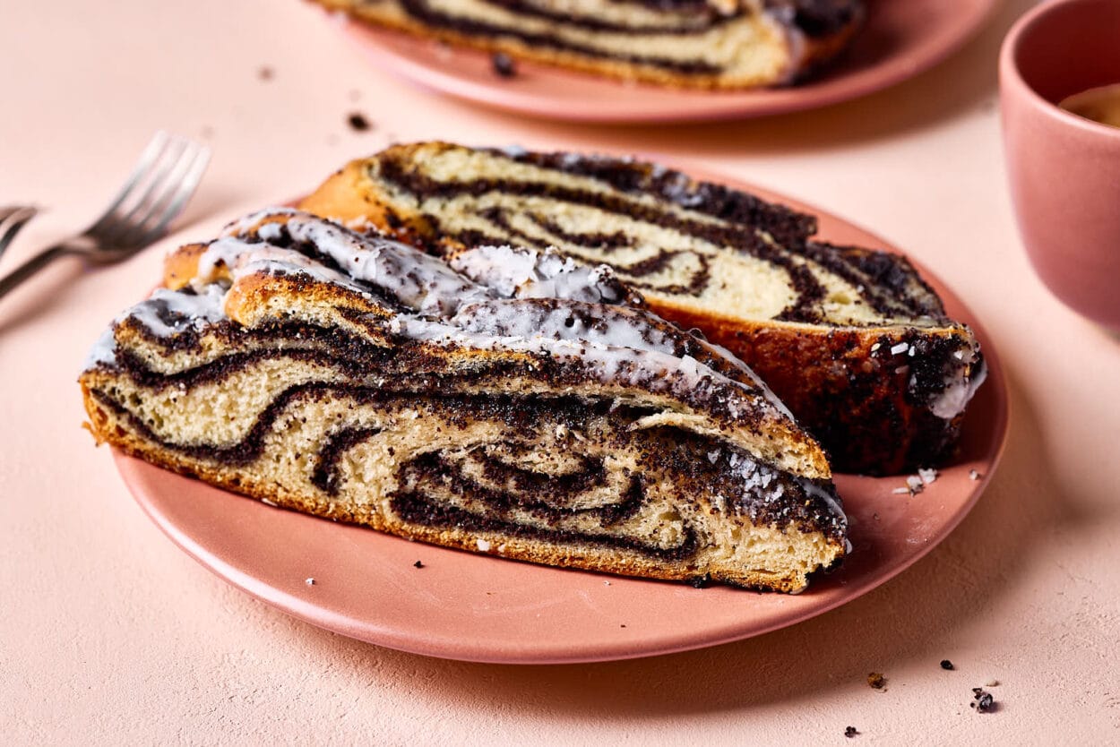 Mohnzopf aus Hefeteig mit selbst gemachter Mohnfüllung.