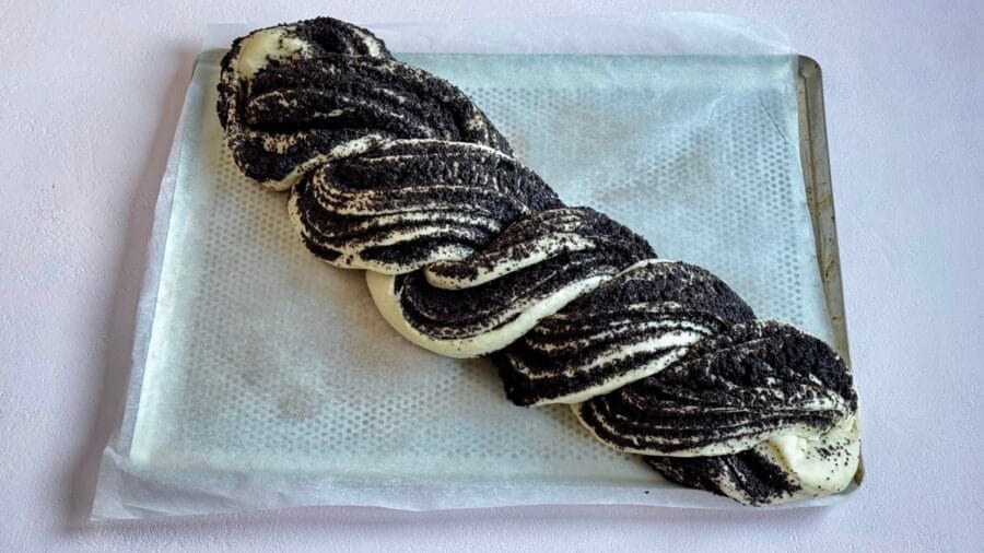 Aufgegangener Mohnzopf vor dem Backen.