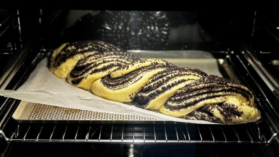 Mohnzopf beim Backen im Ofen.