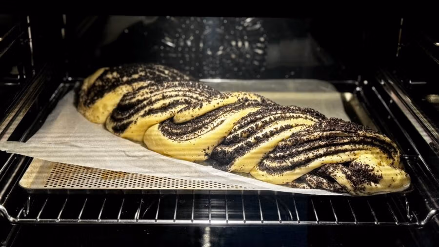 Mohnzopf beim Backen im Ofen.