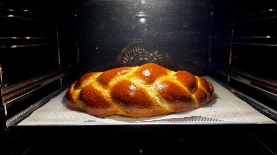 Neujahrsbrezel im Backofen.