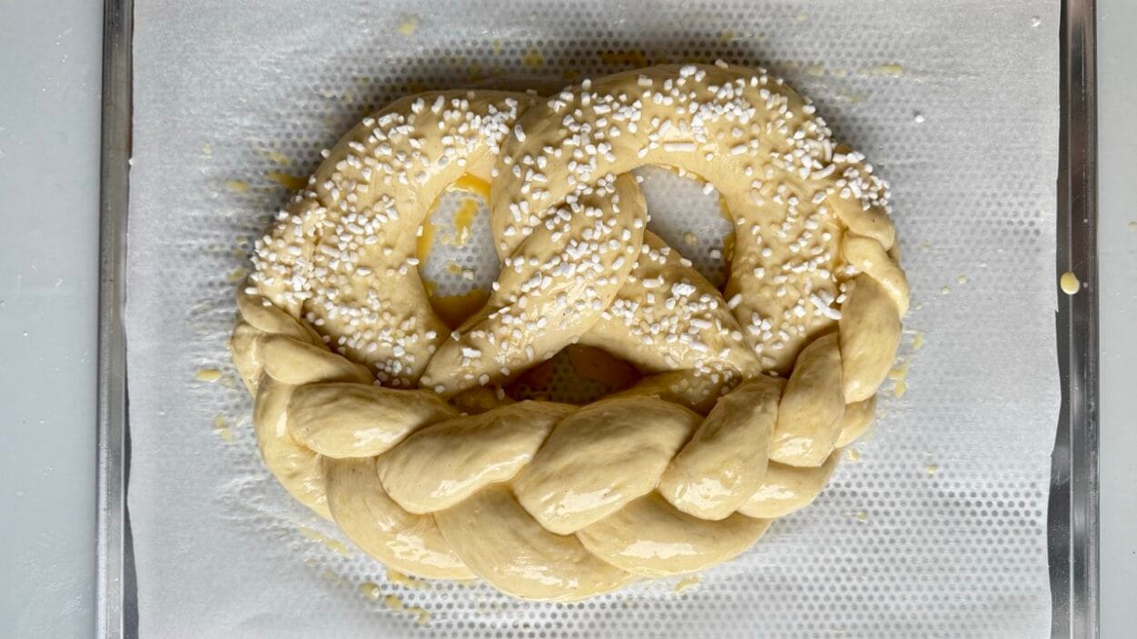 Neujahrsbrezel amit Eistreiche und Hagelzucker vor dem Backen.