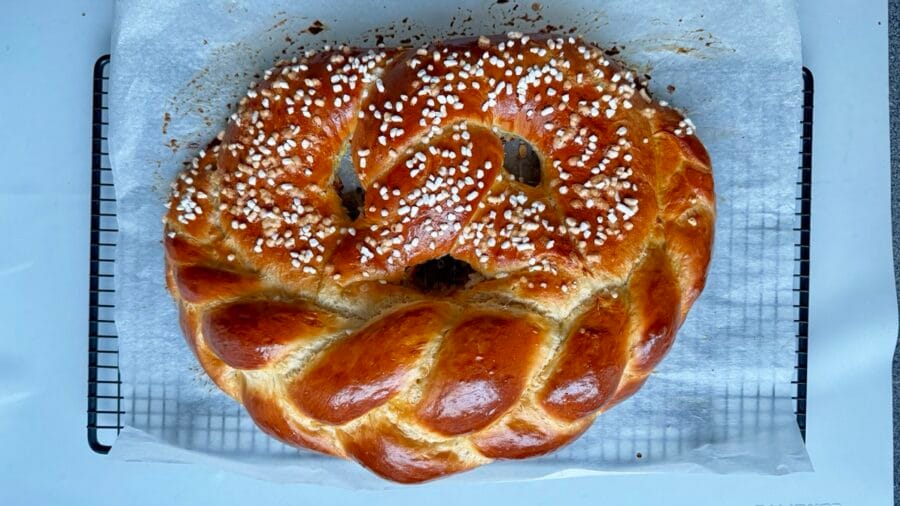 Frisch gebackene Neujahrsbrezel auf einem Kuchengitter.